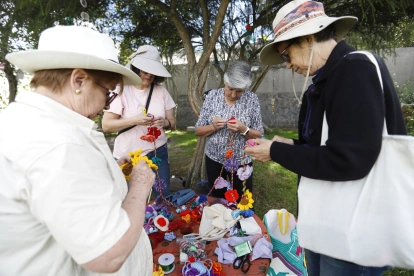 Las flores son el tejido emblemático de las crocheteras del barrio La Floresta.