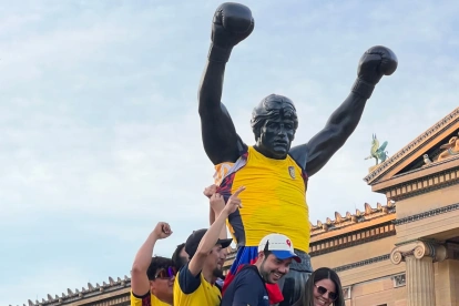 La escena se produjo mientras miles de personas acompañaban la celebración en las famosas escaleras del Museo de Arte de Filadelfia.