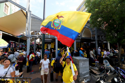 La bandera de la Selección de Ecuador ondea alta mientras la marea humana busca la camiseta de la Tri ideal para el debut.
