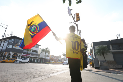 Con el "10" en la espalda y la bandera de la Selección de Ecuador en alto, la ilusión mundialista se grita bajo el sol.