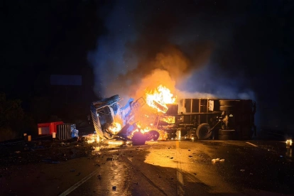 Un camión se volcó y luego se incendió en la vía Guayaquil - Santa Elena.