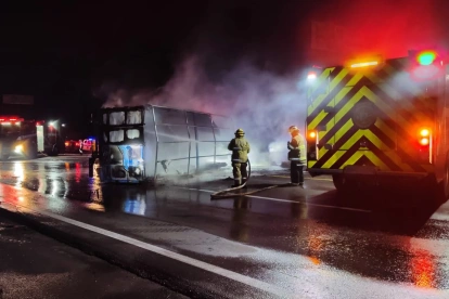 Personal del Cuerpo de Bomberos de Santa Elena atendió la emergencia.