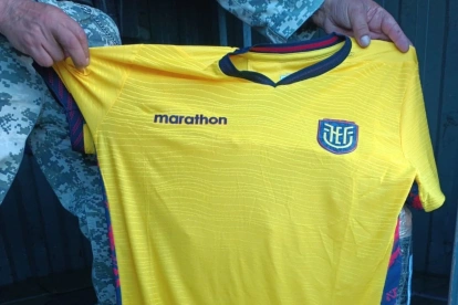 Cargamento de camisetas falsificadas de la Selección Ecuatoriana fue aprehendido durante un operativo de control en Huaquillas.