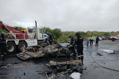 En la vía Santa Elena - Guayaquil un terrible accidente de tránsito dejó doce personas fallecidas