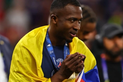 Archivo. El ecuatoriano Willian Pacho, del PSG, celebra la victoria en la final de la UEFA Champions League.