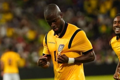 Enner Valencia celebra uno de sus goles con la selección de Ecuador.
