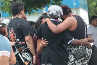 Familiares de las víctimas del siniestro acudieron al laboratorio forense en Guayaquil.