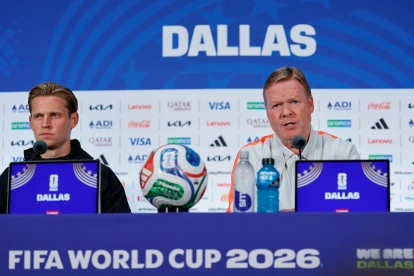 El seleccionador de los Países Bajos, Ronald Koeman (der.), junto al jugador Frenkie de Jong, en una rueda de prensa del Mundial 2026. Ambos hablan el neerlandés.