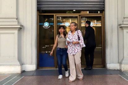 Trámites. Los adultos mayores denuncian falta de orientación; indican que cada cónyuge debe hacer la gestión.