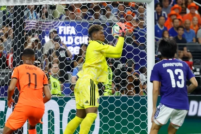 Zion Suzuki (c) de Japón controla el balón este domingo, en un partido del grupo F del Mundial de la FIFA 2026.
