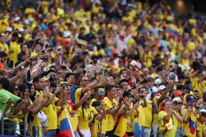 Hinchas ecuatorianos alientan a la Tri en las gradas del estadio de Filadelfia, minutos antes del debut frente a Costa de Marfil en el Mundial 2026.