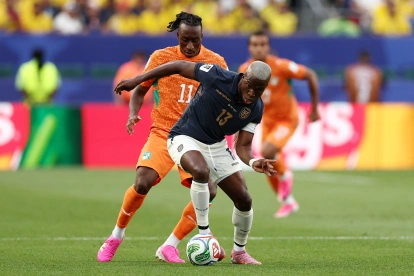 Enner Valencia en control de la pelota en el duelo de Ecuador ante Costa de Marfil.