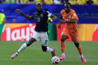 Enner Valencia disputa un balón con Yan Diomande durante el partido entre Ecuador y Costa de Marfil por la primera fecha del Grupo E del Mundial 2026, en Filadelfia.