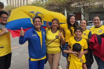 Hinchas cuencanos siguieron con entusiasmo el debut de Ecuador en el Mundial 2026, en una jornada marcada por la ilusión y el apoyo a la Tricolor.