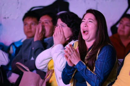 Aficionados de Ecuador reaccionan durante la transmisión del partido entre Costa de Marfil y Ecuador.