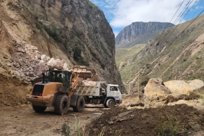 Entre los kilómetros 76 y 90 se han desalojado cerca de 10.000 metros cúbicos de rocas y tierra.