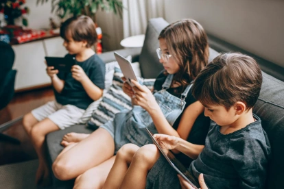 La nueva legislación, que entrará en vigor en la primavera de 2027, establece la prohibición del acceso a redes sociales para menores de 16 años.