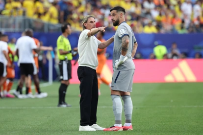 Ecuador vs. Costa de Marfil: el arquero Hernán Galíndez recibiendo indicaciones de Sebastián Beccacece.