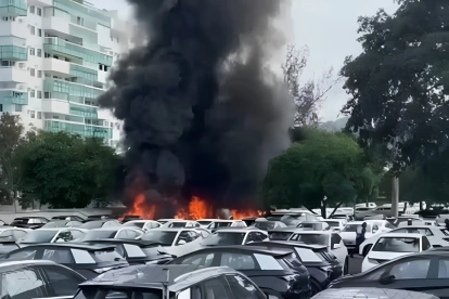 Dos helicópteros colisionaron en el aire y se precipitaron sobre el estacionamiento de una concesionaria de autos eléctricos.