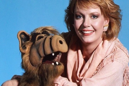 Anne Schedeen junto al personaje ALF, en una de las imágenes icónicas de la serie.