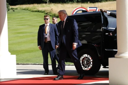 El presidente de Estados Unidos, Donald J. Trump, llega al Hotel Royal antes de la cumbre del G7 en Évian-les-Bains, Francia, el 15 de junio de 2026.