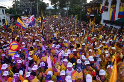 Simpatizantes se concentran con banderas y consignas en apoyo a la campaña, en medio del anuncio de alto el fuego del ELN para la segunda vuelta presidencial en Colombia.