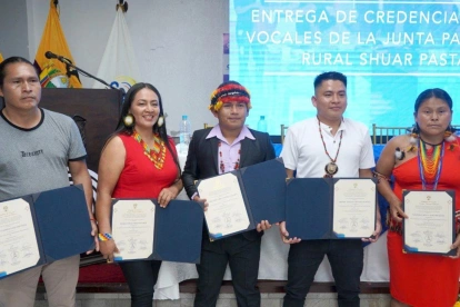 Representantes del CNE entregaron las credenciales a los vocales principales y suplentes electos de la Junta Parroquial Rural Shuar Pastaza, en un acto realizado en la provincia amazónica.