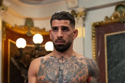 Ilia Topuria se prepara para ingresar al octágono antes de la pelea estelar de UFC Casa Blanca.