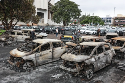 Fotografía que muestra vehículos afectados este lunes, tras un accidente en el que dos helicópteros chocaron en el barrio Recreio dos Bandeirantes de Río de Janeiro (Brasil).
