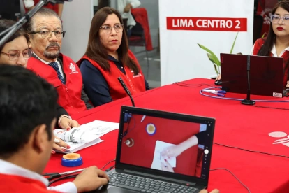 Integrantes del Jurado Electoral Especial de Lima Centro 2 (JEE LC 2) recuentan votos de la segunda vuelta presidencial de Perú este lunes, en Lima (Perú).