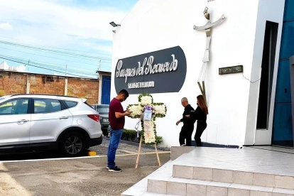 Familiares y amigos de la fiscal Alexandra Bravo y su hermana acudieron a la sala de velación en donde se realiza el funeral de la funcionaria atacada en Manta.