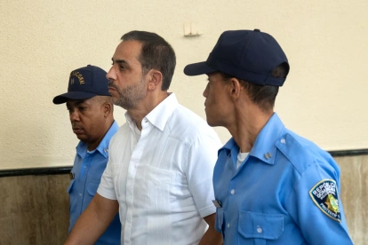 El propietario de la discoteca Jet Set, Antonio Espaillat (c), asiste a una audiencia este lunes, en el Palacio de Justicia en Santo Domingo (República Dominicana).