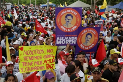 Seguidores del candidato de izquierda a la Presidencia de Colombia, Iván Cepeda, asisten al cierre de su campaña este domingo en Soledad (Colombia).