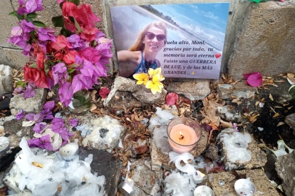 Velas, flores y mensajes de despedida acompañan los homenajes a Monika Silva en Santa Elena.
