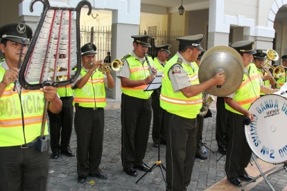 Integrantes de la banda institucional de la Policía Nacional durante una presentación pública, en el marco de la convocatoria para nuevos músicos