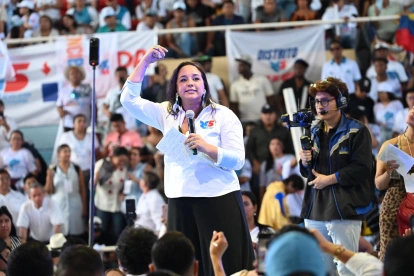 Referencial.Gabriela Rivadeneira participa en un acto político en Guayaquil.