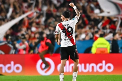 Kendry Páez saluda a la afición de River Plate durante un partido del conjunto argentino.