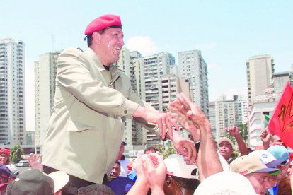 Del "Exprópiese" de Hugo Chávez, al "Intervéngase" en Ecuador, el fantasma del autoritarismo acecha al país.