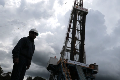 Petróleo. La caída del WTI impacta ingresos del Estado y costos de derivados.