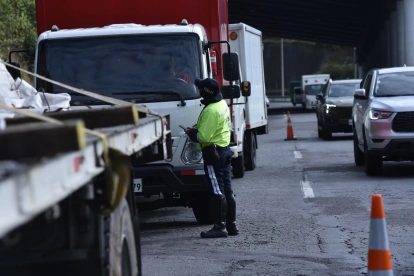 Transporte pesado seguirá con restricciones en Quito tras fallo judicial que respalda al Municipio en Simón Bolívar y Ruta Viva.