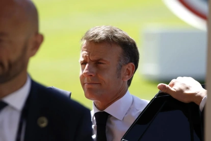 El presidente francés Emmanuel Macron (derecha) llega al Hotel Royal antes de la cumbre del G7 en Evian-les-Bains, Francia, el 15 de junio de 2026.