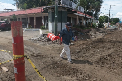 Alborada. La vida comercial en esta parte del norte está frenada por los trabajos. Comercios buscan abrirse paso entre el polvo.