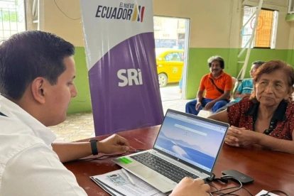 Una mujer de la tercera edad pide información sobre la devolución del IVA.