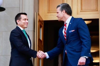 El presidente Daniel Noboa es recibido por Pete Hegseth, secretario de Guerra de los Estados Unidos.