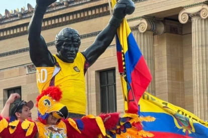 La estatua de Rocky con la bandera y camiseta de Ecuador.