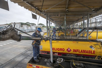 Tanqueros reciben los combustibles para llevarlos a las gasolineras.
