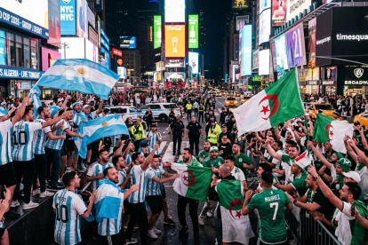 Referencial.Hinchas de Argentina y Argelia se concentran en Times Square, en la previa del debut mundialista.