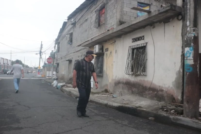 Agentes de la Policía Nacional encontraron dos cuerpos calcinados y amarrados a un poste de alumbrado público.