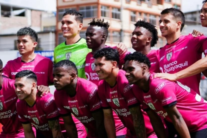 La plantilla de Independiente del Valle  posa previo al inicio de un encuentro oficial.