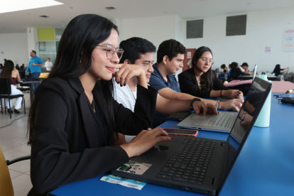 La competencia reunió a participantes de distintas universidades y disciplinas para desarrollar soluciones tecnológicas orientadas a la prevención de incendios forestales.